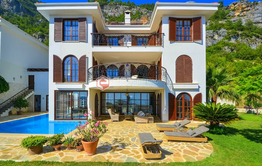 Ultra luksuzna vila na prodaju sa jedinstvenim panoramskim pogledom u Bektašu