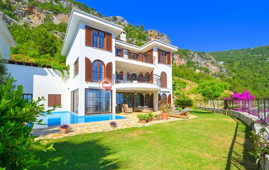 Ultra luksuzna vila na prodaju sa jedinstvenim panoramskim pogledom u Bektašu