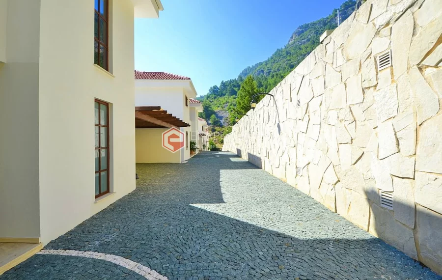 Ultra luksuzna vila na prodaju sa jedinstvenim panoramskim pogledom u Bektašu