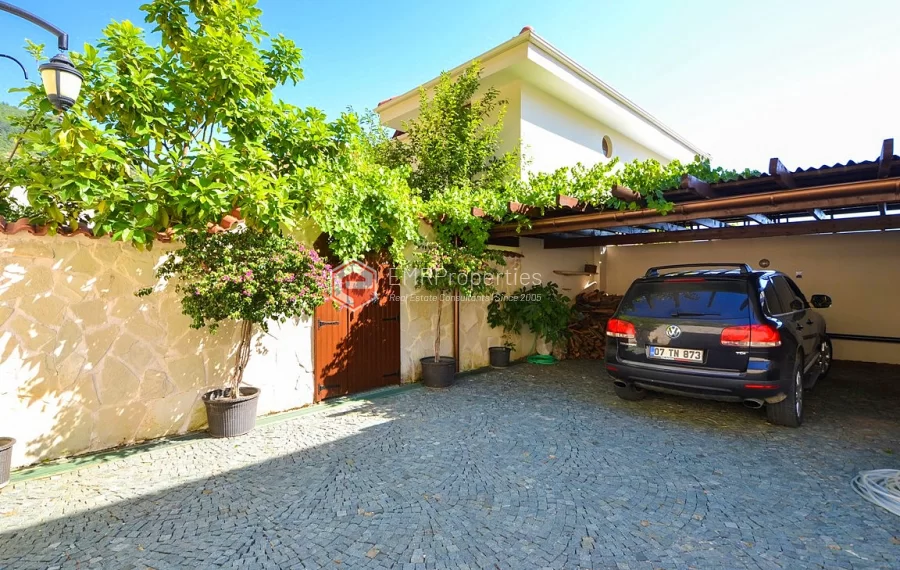 Ultra luksuzna vila na prodaju sa jedinstvenim panoramskim pogledom u Bektašu