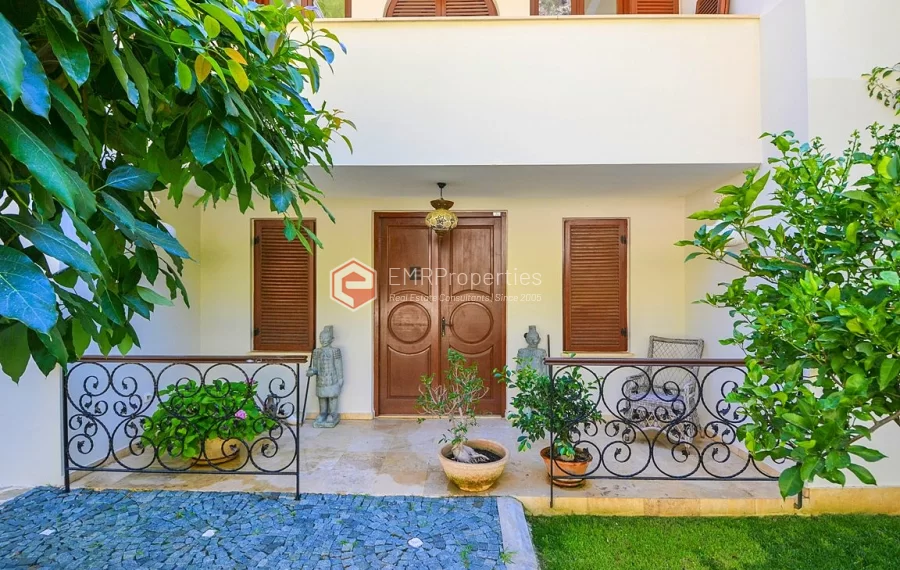 Ultra luksuzna vila na prodaju sa jedinstvenim panoramskim pogledom u Bektašu