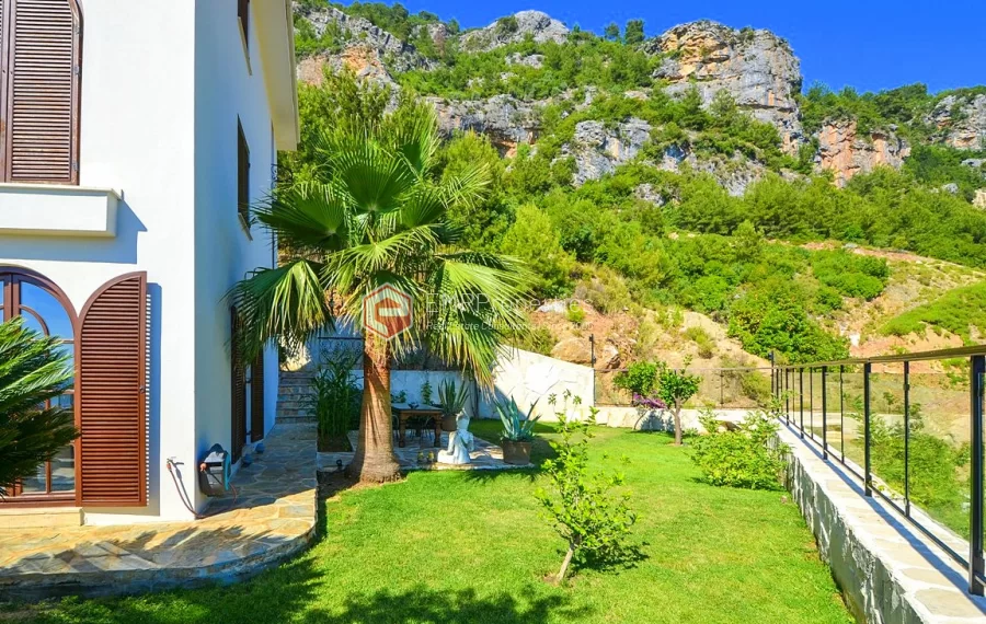 Ultra luksuzna vila na prodaju sa jedinstvenim panoramskim pogledom u Bektašu