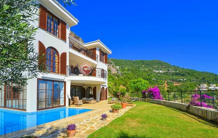 Ultra luksuzna vila na prodaju sa jedinstvenim panoramskim pogledom u Bektašu