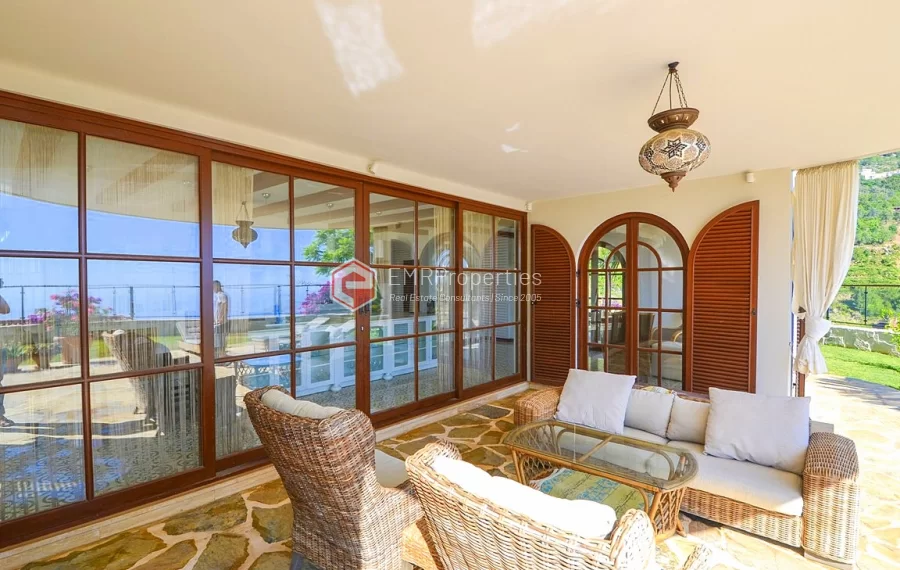 Ultra luksuzna vila na prodaju sa jedinstvenim panoramskim pogledom u Bektašu