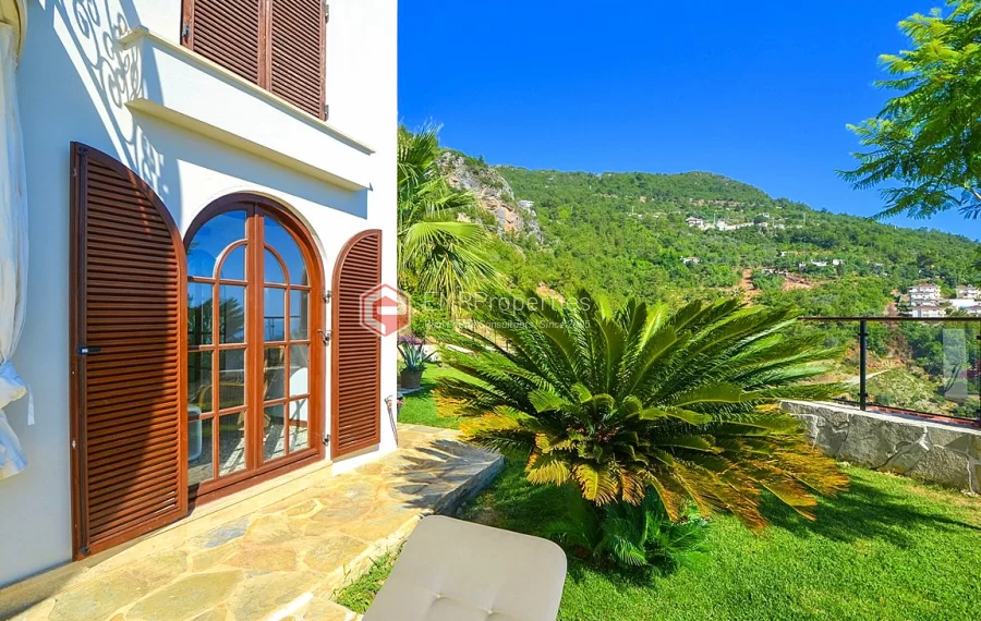 Ultra luksuzna vila na prodaju sa jedinstvenim panoramskim pogledom u Bektašu