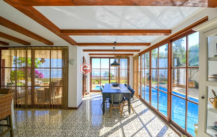 Ultra luksuzna vila na prodaju sa jedinstvenim panoramskim pogledom u Bektašu