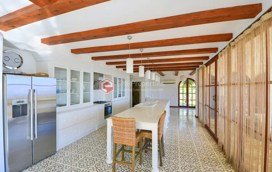 Ultra luksuzna vila na prodaju sa jedinstvenim panoramskim pogledom u Bektašu