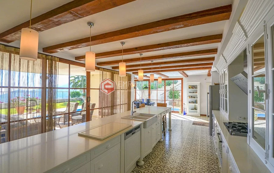 Ultra luksuzna vila na prodaju sa jedinstvenim panoramskim pogledom u Bektašu