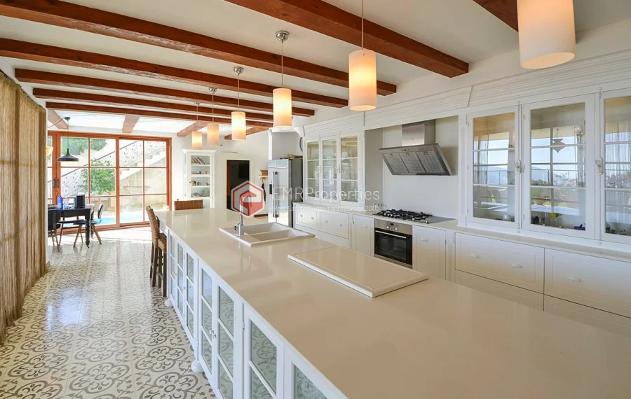 Ultra luksuzna vila na prodaju sa jedinstvenim panoramskim pogledom u Bektašu