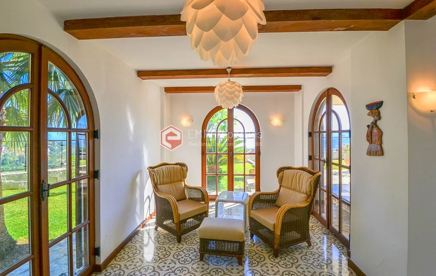 Ultra luksuzna vila na prodaju sa jedinstvenim panoramskim pogledom u Bektašu