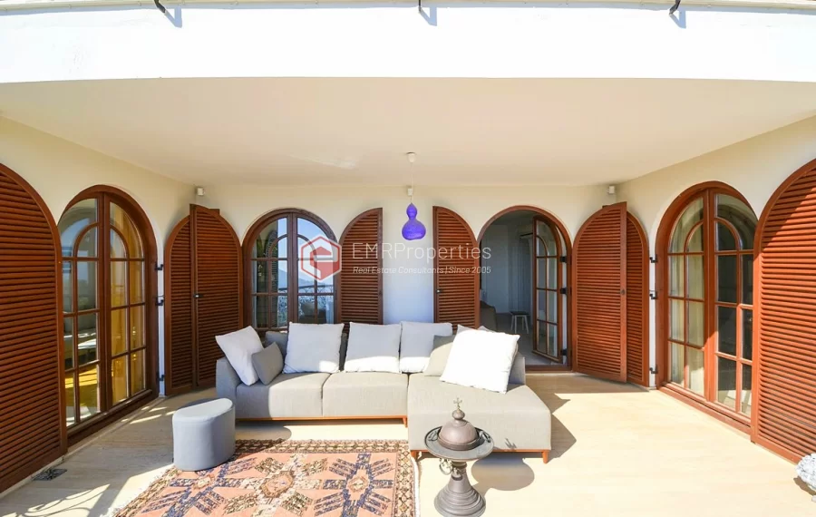 Ultra luksuzna vila na prodaju sa jedinstvenim panoramskim pogledom u Bektašu