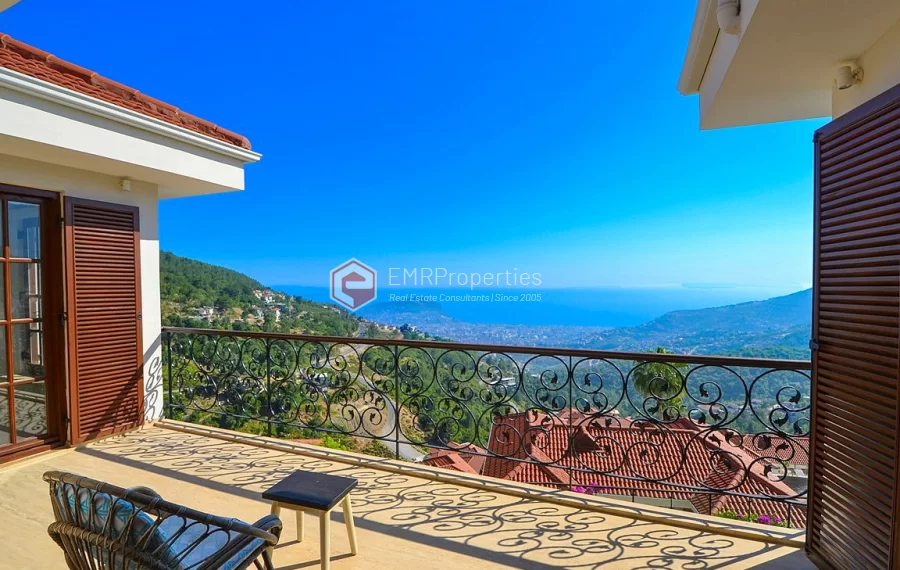 Ultra luksuzna vila na prodaju sa jedinstvenim panoramskim pogledom u Bektašu