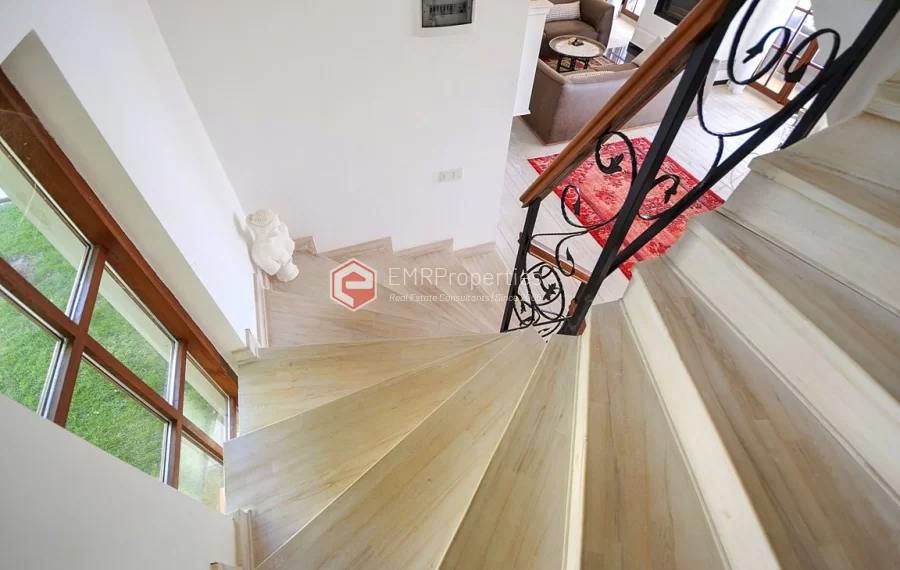 Ultra luksuzna vila na prodaju sa jedinstvenim panoramskim pogledom u Bektašu