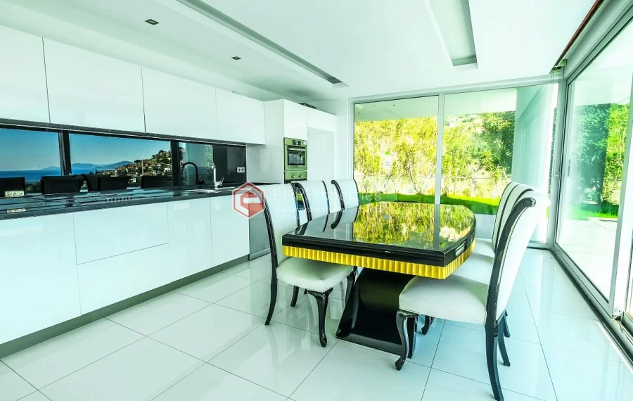 Ekskluzivna dupleks vila sa panoramskim pogledom koji oduzima dah na prodaju u Tepe