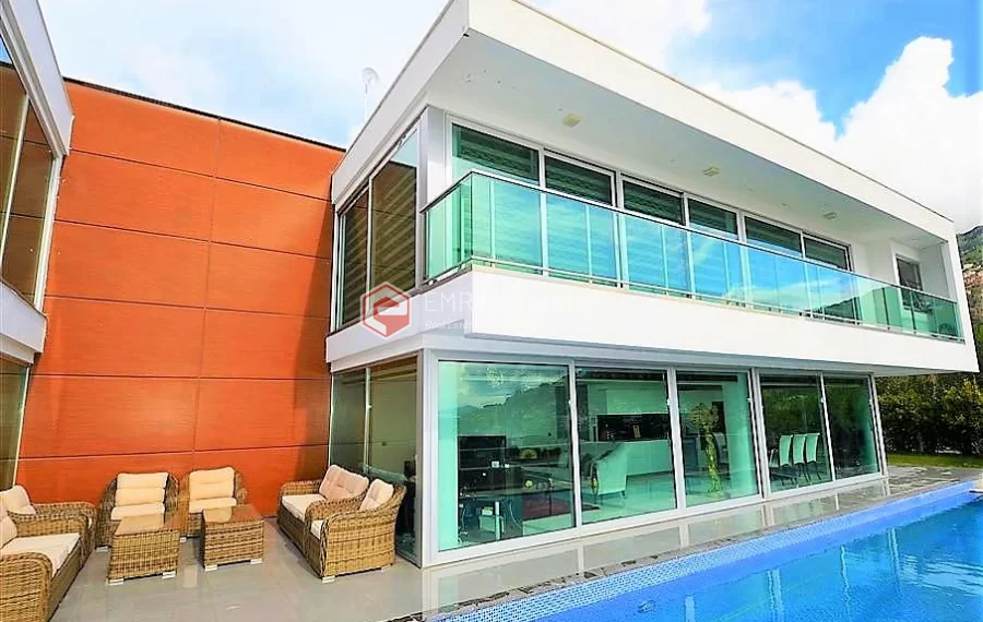 Ekskluzivna dupleks vila sa panoramskim pogledom koji oduzima dah na prodaju u Tepe