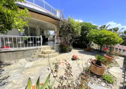 Pristupacna samostojeca vila s velikim vrtom i terasom na prodaju u Turkleru