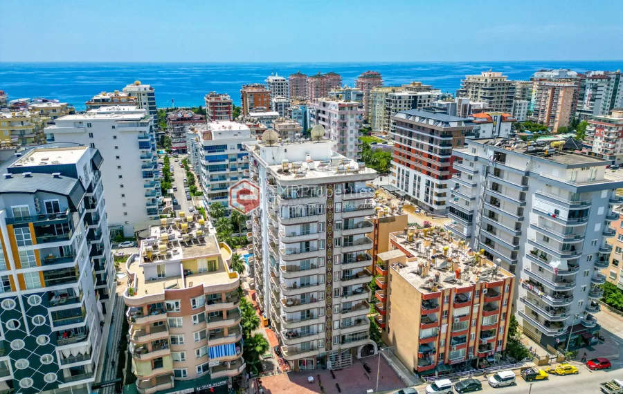 Prodaje se stan s pogledom na more i grad u centru Mahmutlara