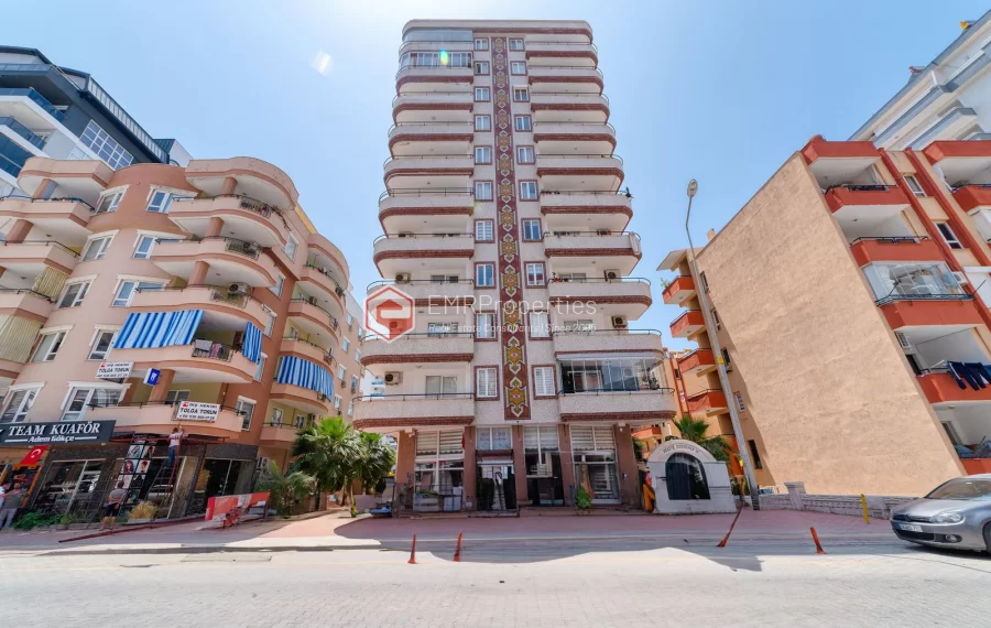 Prodaje se stan s pogledom na more i grad u centru Mahmutlara