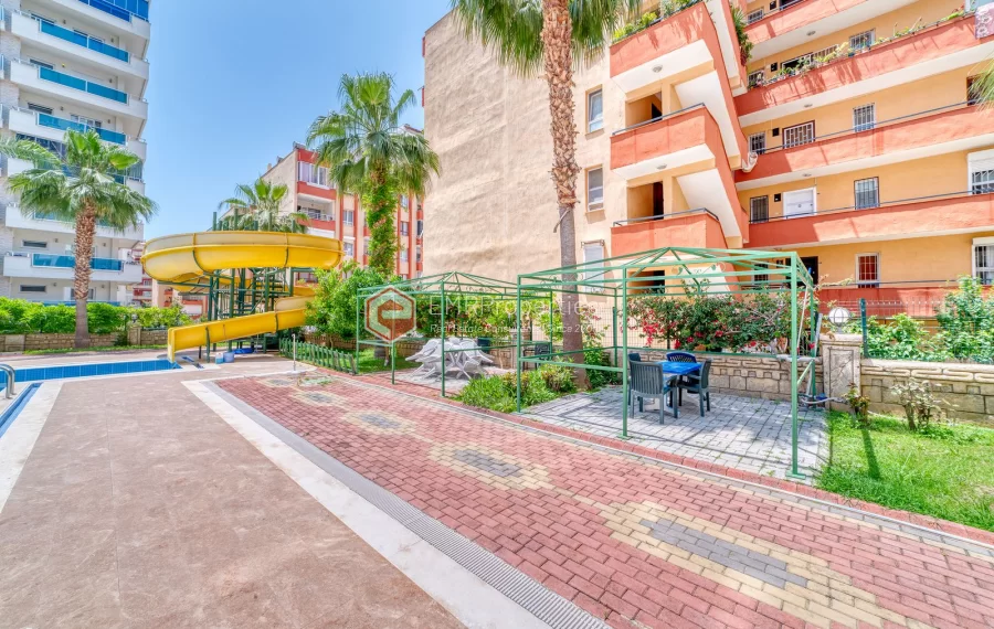 Prodaje se stan s pogledom na more i grad u centru Mahmutlara