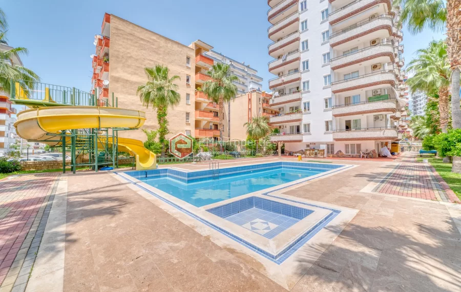 Prodaje se stan s pogledom na more i grad u centru Mahmutlara