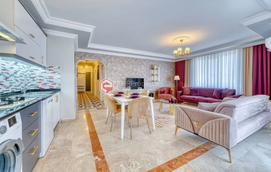 Prodaje se stan s pogledom na more i grad u centru Mahmutlara