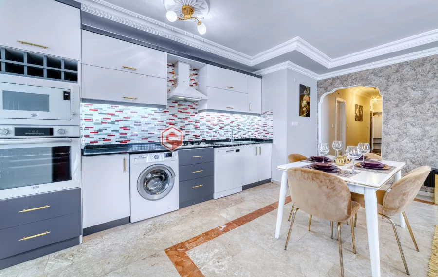 Prodaje se stan s pogledom na more i grad u centru Mahmutlara