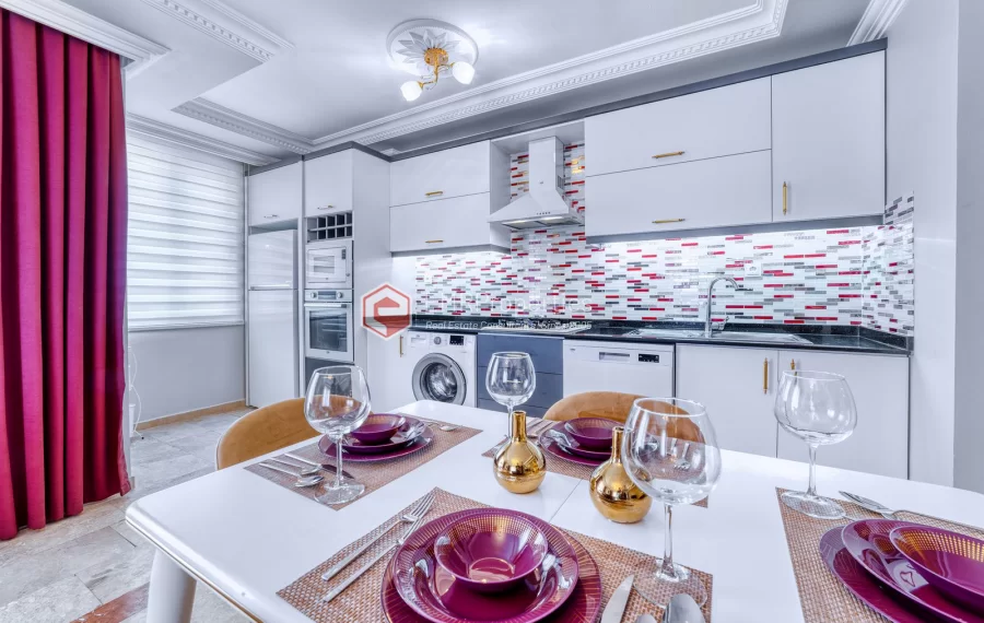 Prodaje se stan s pogledom na more i grad u centru Mahmutlara