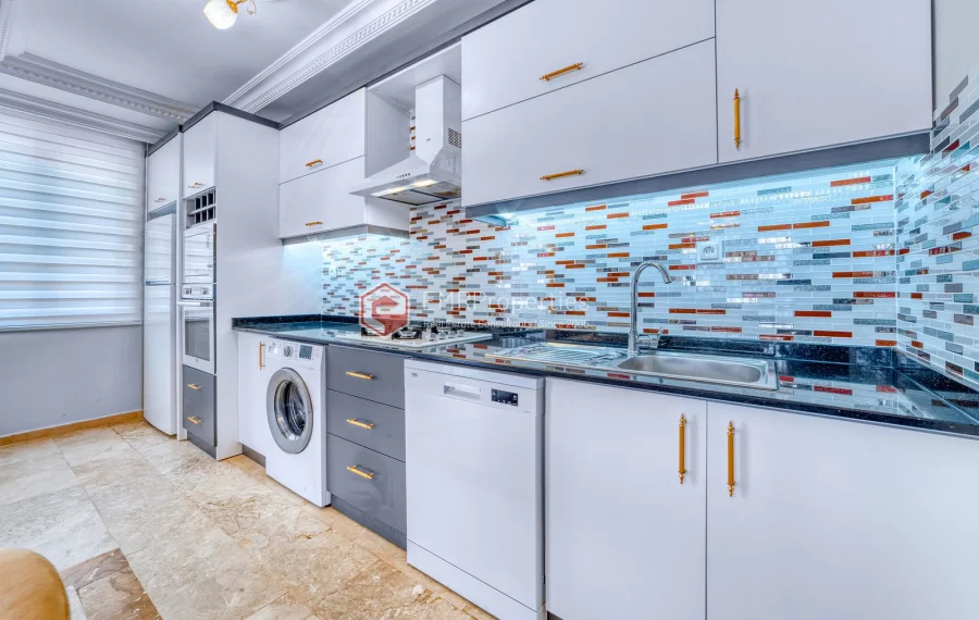 Prodaje se stan s pogledom na more i grad u centru Mahmutlara