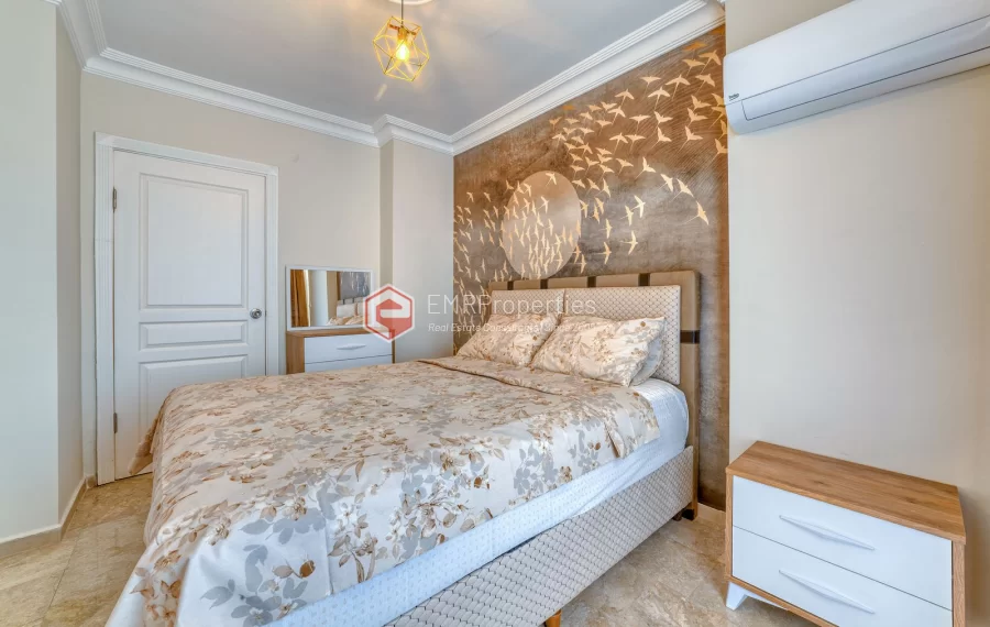 Prodaje se stan s pogledom na more i grad u centru Mahmutlara