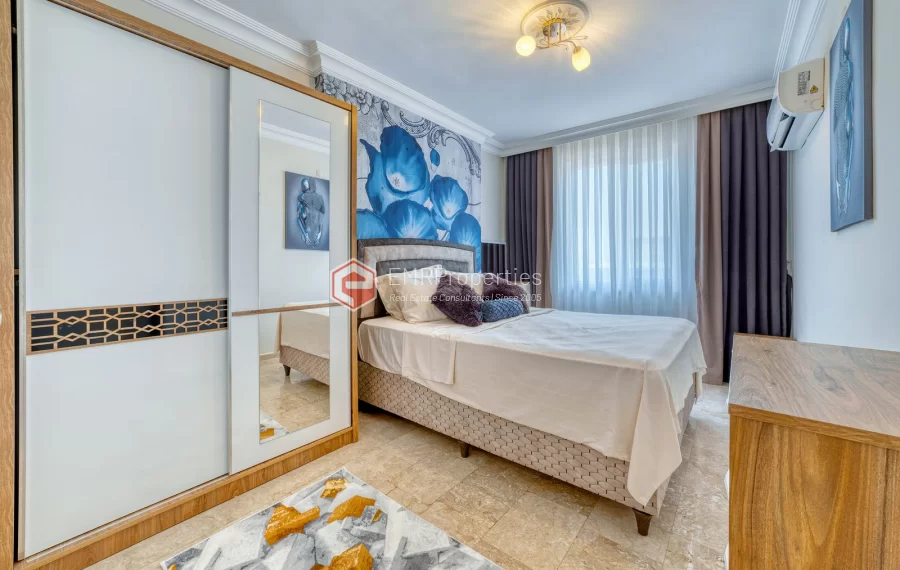 Prodaje se stan s pogledom na more i grad u centru Mahmutlara