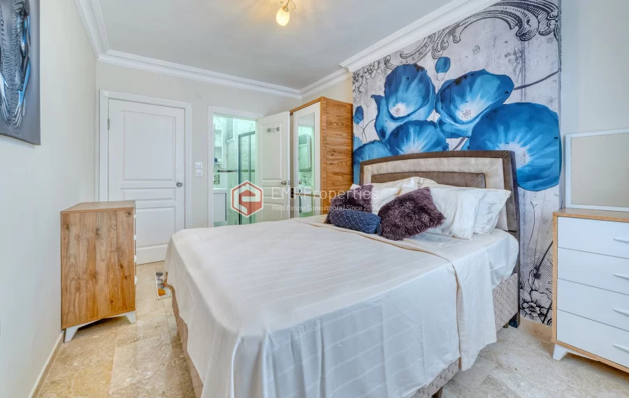 Prodaje se stan s pogledom na more i grad u centru Mahmutlara