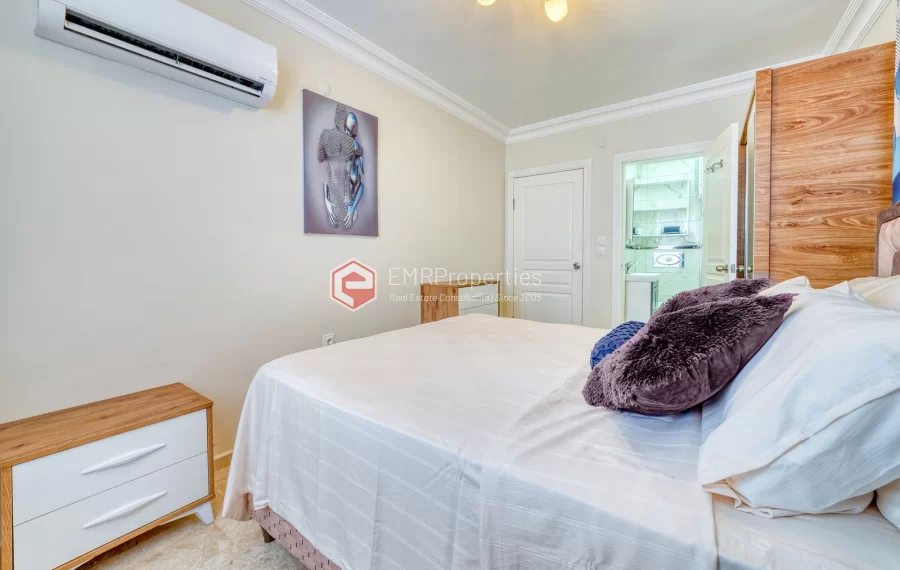 Prodaje se stan s pogledom na more i grad u centru Mahmutlara