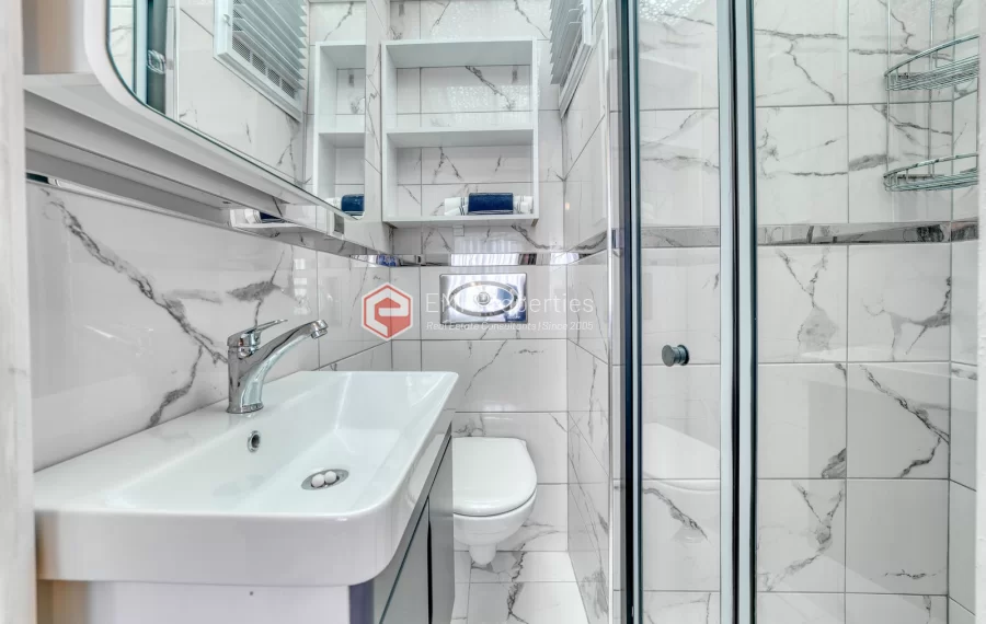 Prodaje se stan s pogledom na more i grad u centru Mahmutlara