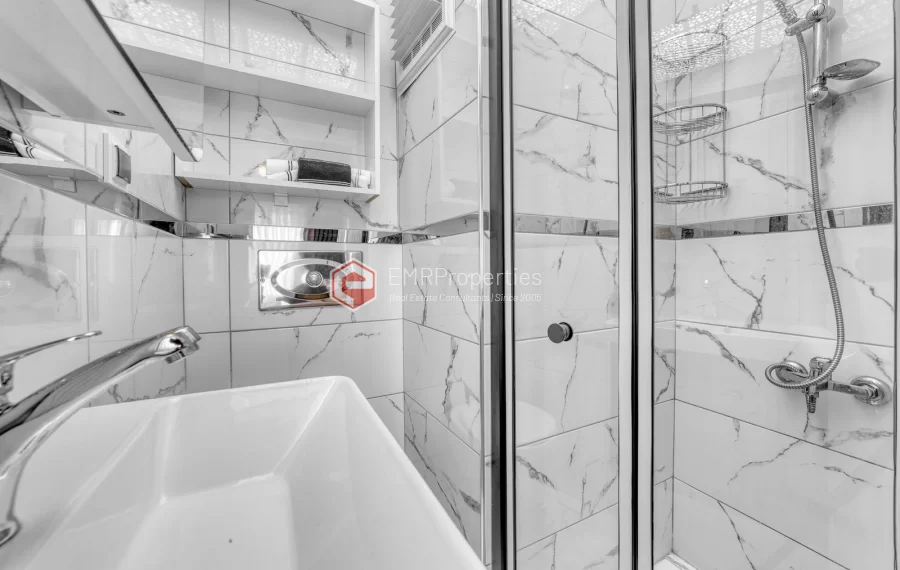 Prodaje se stan s pogledom na more i grad u centru Mahmutlara