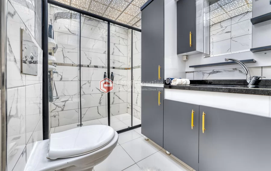 Prodaje se stan s pogledom na more i grad u centru Mahmutlara