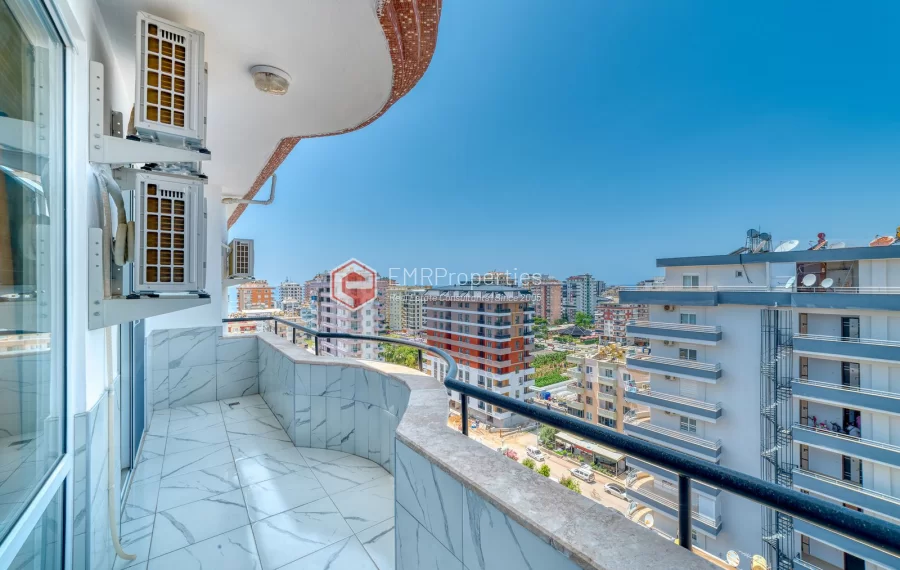 Prodaje se stan s pogledom na more i grad u centru Mahmutlara