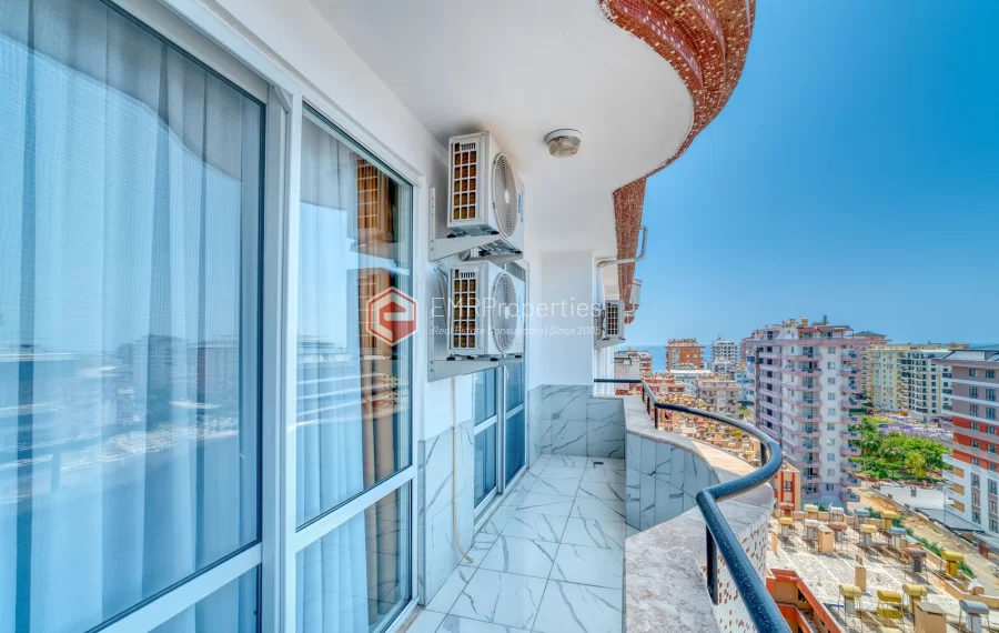 Prodaje se stan s pogledom na more i grad u centru Mahmutlara