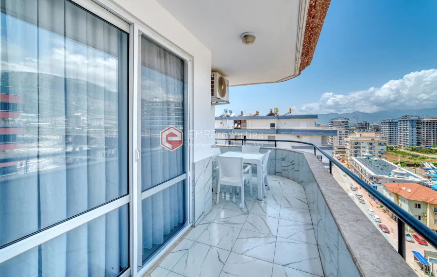 Prodaje se stan s pogledom na more i grad u centru Mahmutlara