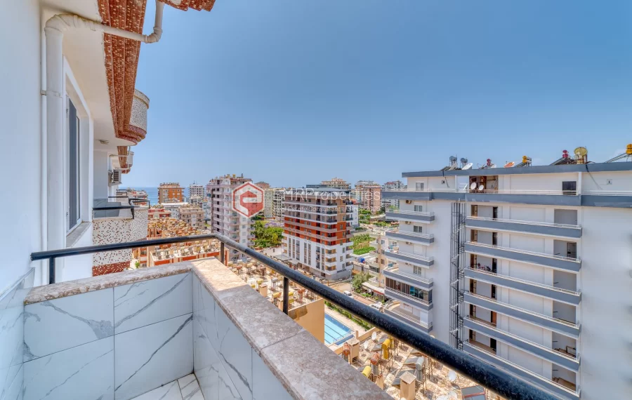 Prodaje se stan s pogledom na more i grad u centru Mahmutlara