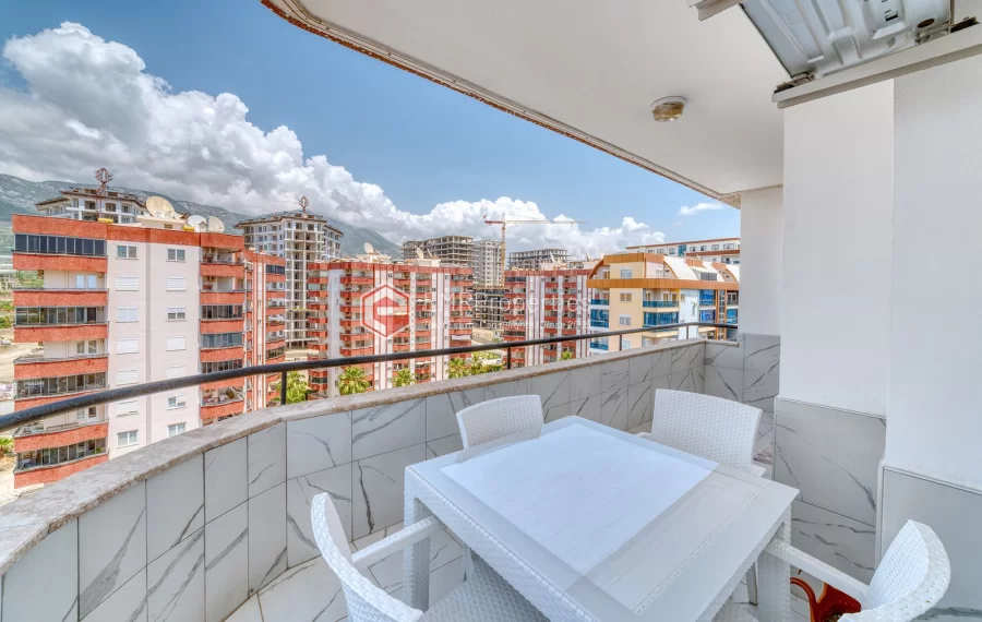 Prodaje se stan s pogledom na more i grad u centru Mahmutlara