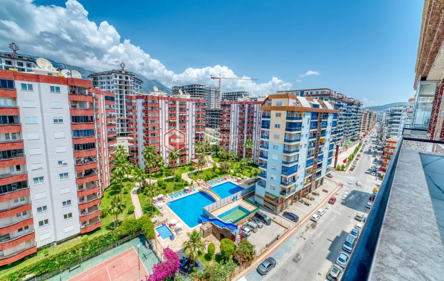 Prodaje se stan s pogledom na more i grad u centru Mahmutlara