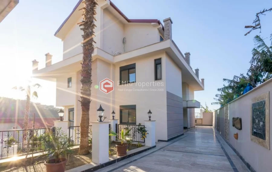 Sanjava vila sa 8 spavacih soba na prodaju u Kargicaku Alanji