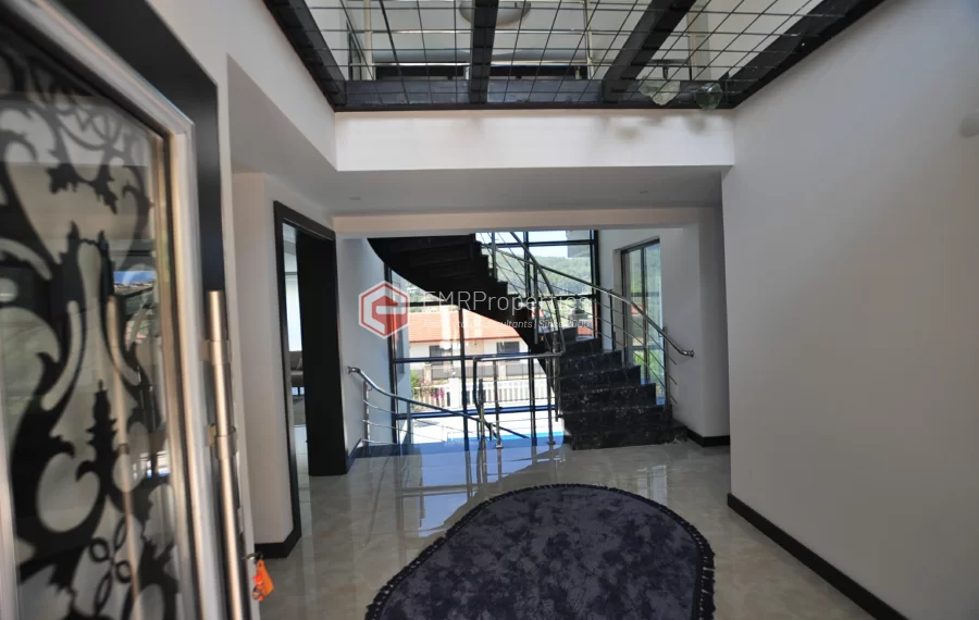 Sanjava vila sa 8 spavacih soba na prodaju u Kargicaku Alanji