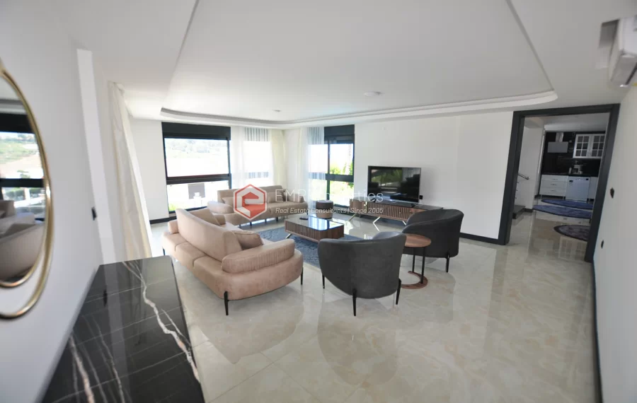 Sanjava vila sa 8 spavacih soba na prodaju u Kargicaku Alanji