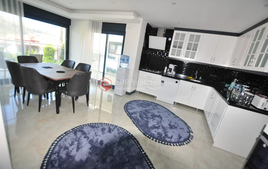 Sanjava vila sa 8 spavacih soba na prodaju u Kargicaku Alanji