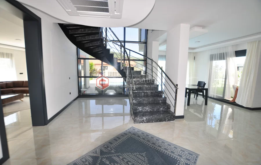 Sanjava vila sa 8 spavacih soba na prodaju u Kargicaku Alanji