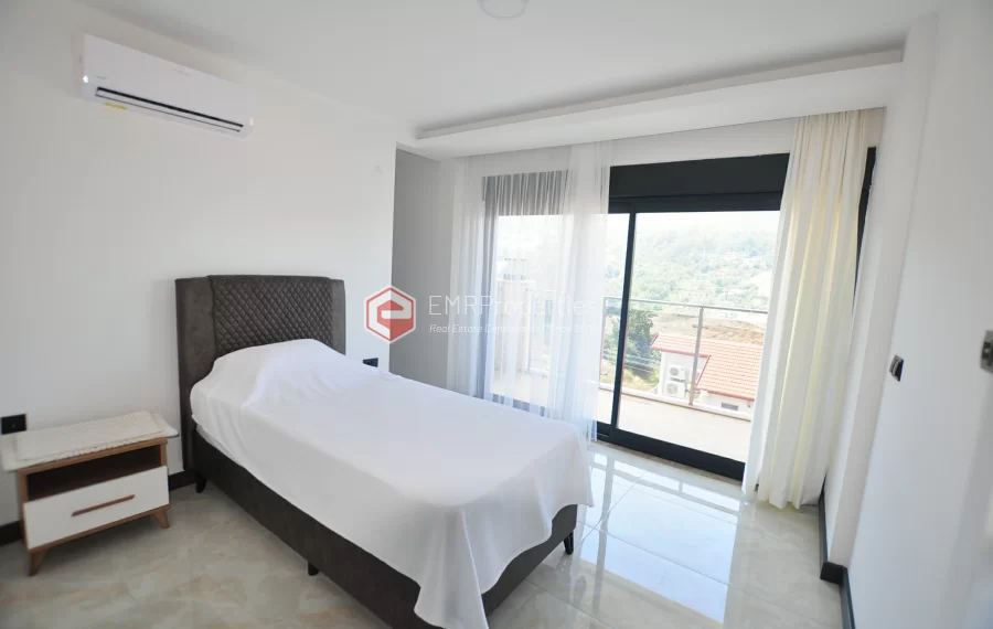 Sanjava vila sa 8 spavacih soba na prodaju u Kargicaku Alanji