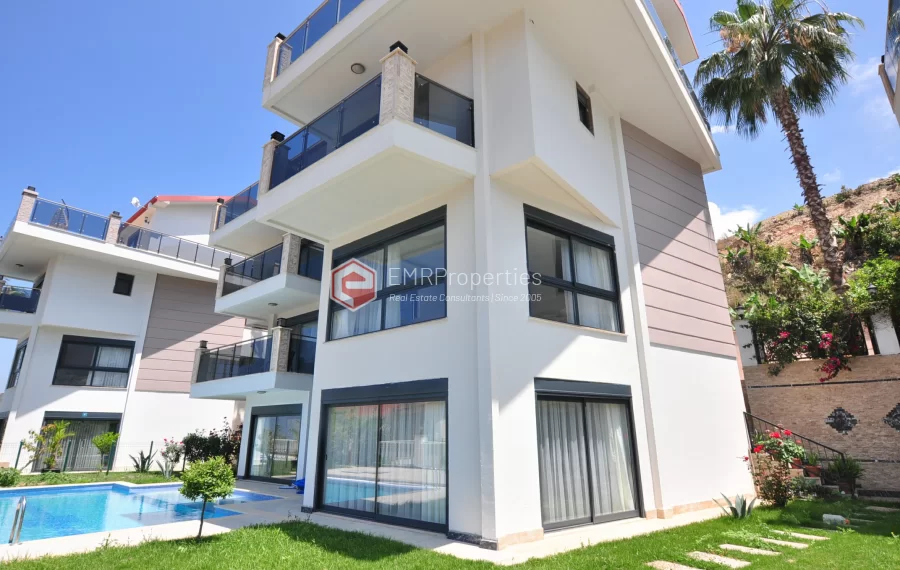 Sanjava vila sa 8 spavacih soba na prodaju u Kargicaku Alanji