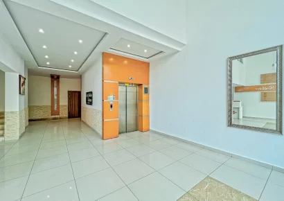 Ovaj moderan penthouse u Mahmutlaru nalazi se na pjesackoj udaljenosti od mora i pijace