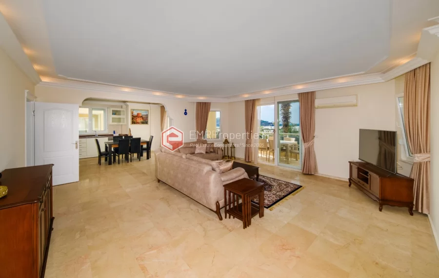 Spacious 2-Bedroom Apartment with Tranquil Atmosphere Near the Sea